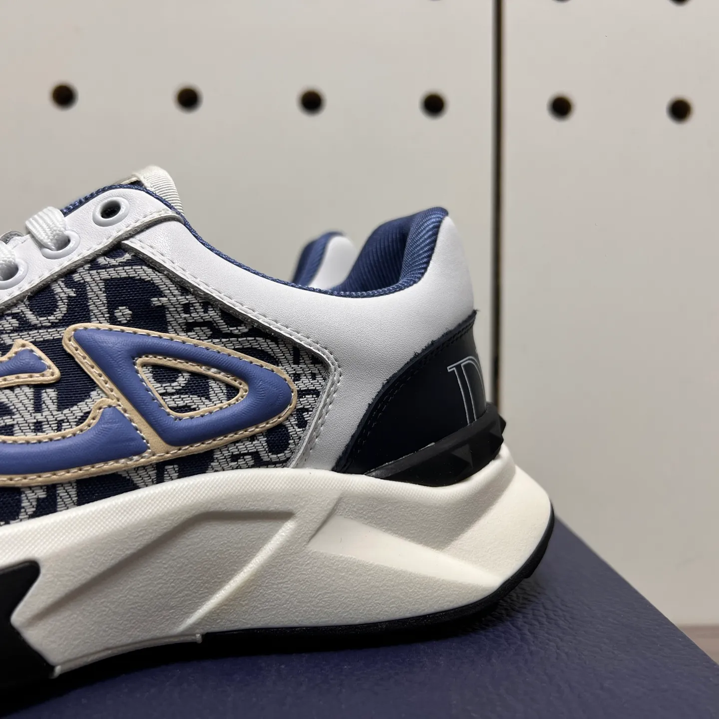 Factory price: 438💰Dior original quality.~ Unique modern style sneakers. 🏃A must-have casual shoe for trendy men😍😍 Imported cowhide fabric, sheepskin foot pads (refuse to discolor and grind feet) soles: Original soles specially provided by the original factory, French lazy style design ⚠️Fit to the feet, original quality, super comfortable original soles. Just like shooting the real thing 🎬The real thing is better, high-quality sneakers, size: 38-44 (45 and 46 can be customized)